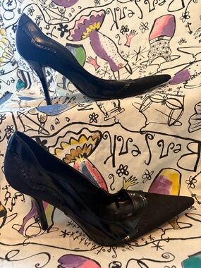 Guess fabric pointed toe pump.